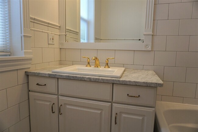 Building Photo - 544 W Fullerton Pkwy