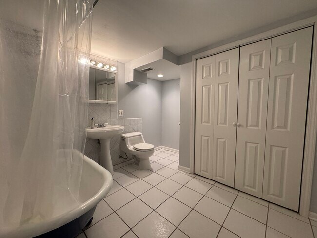 Building Photo - 1822 W Greenleaf Ave