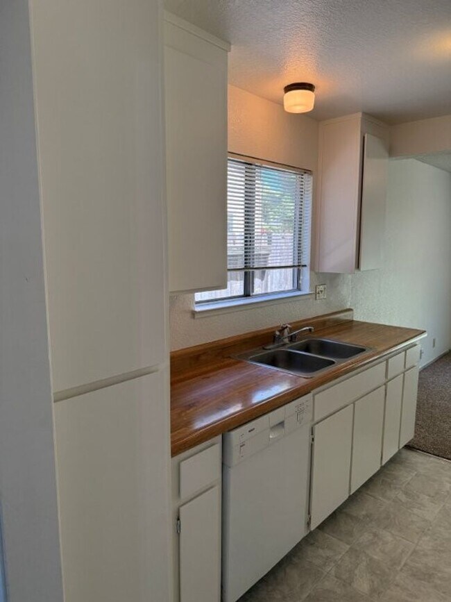 Building Photo - 990/992 JUSTIN DUPLEX