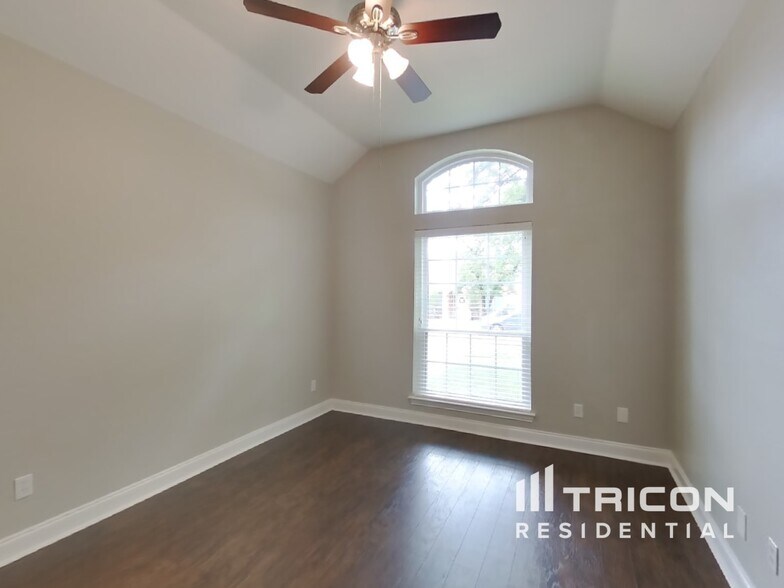 Building Photo - 716 Lakeview Dr
