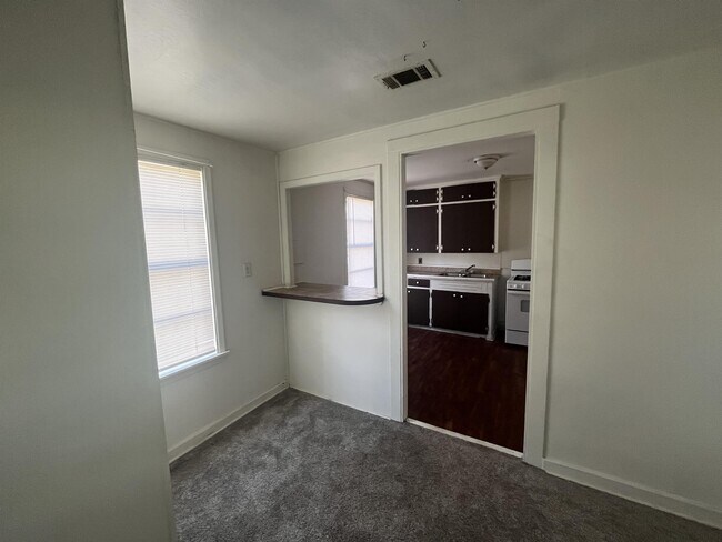 Building Photo - 186 Roosevelt Rd