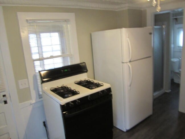 Building Photo - 2 Bedroom House!