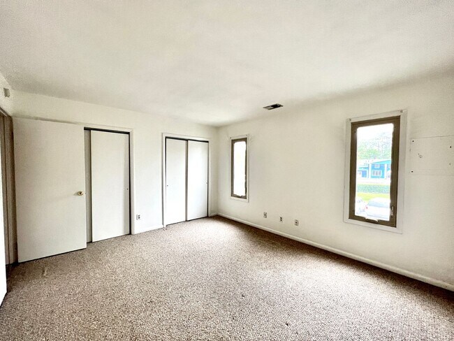 Building Photo - 622 Pinewood Dr