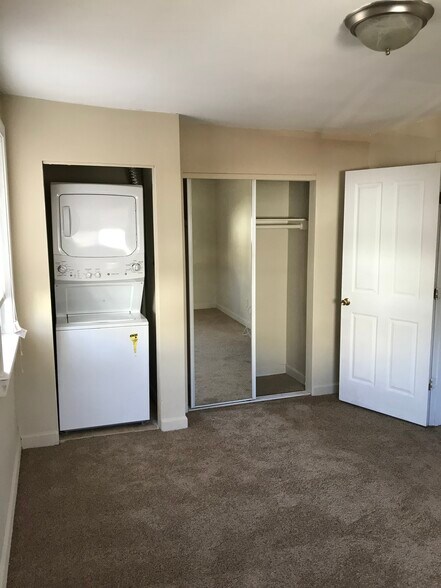 Building Photo - 750 Barnaby St SE