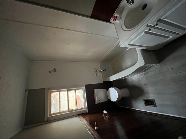 Building Photo - 754 Raymond Rd