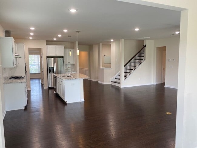 Building Photo - 439 Parlier Dr