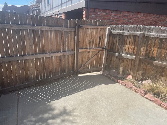 Building Photo - South Denver, 2 bed 2.5 bath Townhome, 2 Car Parking, Close to Light Rail