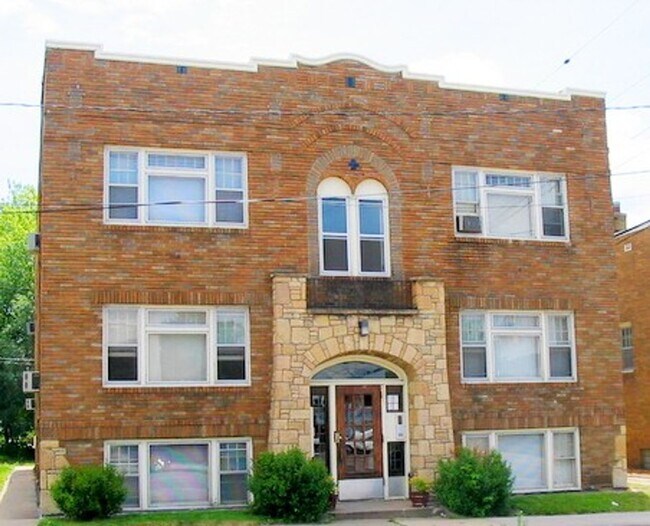 Building Photo - 1118 Lowry Ave NE