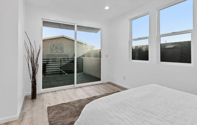 Building Photo - Modern 2 Bed, 2 Bath Bay Park Gem with Exp...
