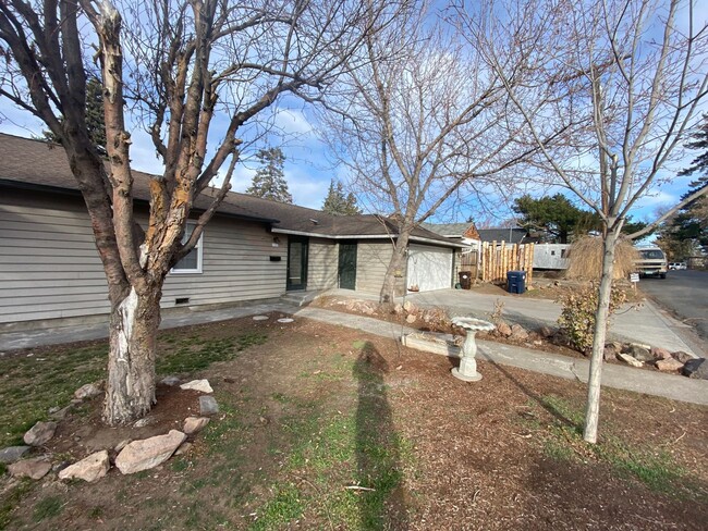 Building Photo - 1123-1123 NW Elm Ave