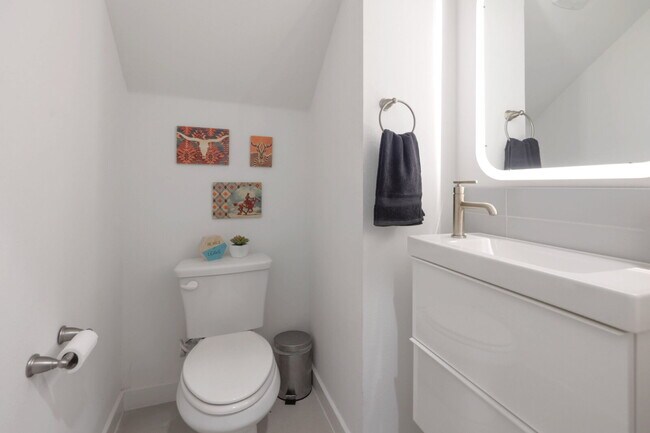 Building Photo - Spacious 3-Bedroom Townhouse Retreat