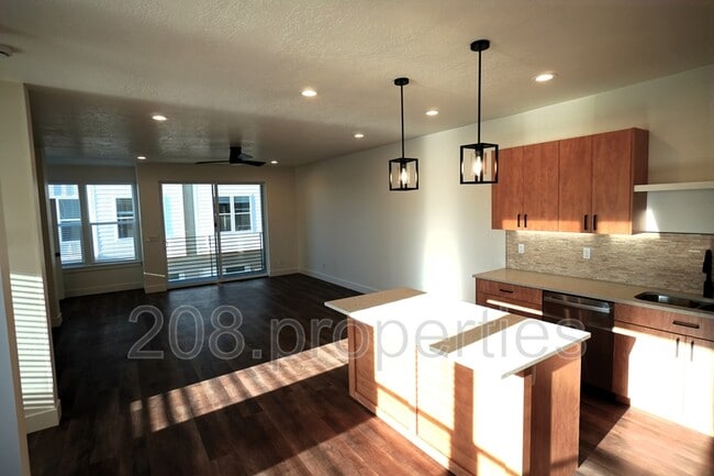 Building Photo - 525 E Violets Cv Ln