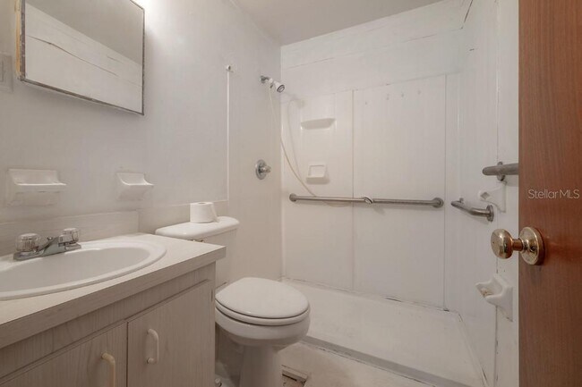 Building Photo - 649 W 11th St