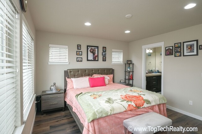 Building Photo - Outstanding 45 Central home with 3BR + Den / 2.5BA, Amazing upscale features, Across from Nike Wo...