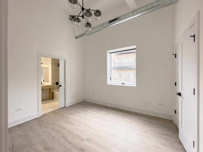 Building Photo - 4731 N Western Ave