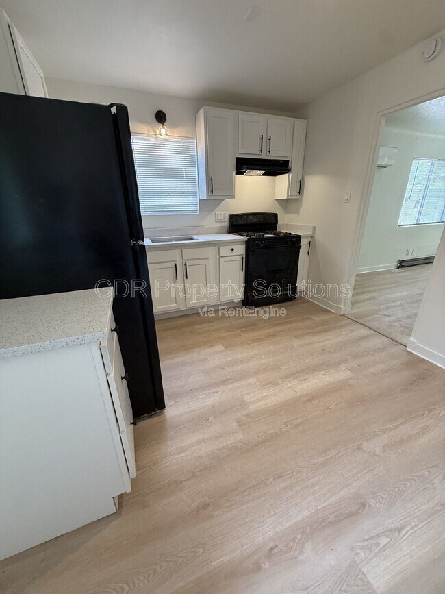 Building Photo - 301 Sierra Dr SE