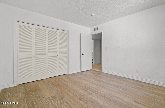 Building Photo - 5233 White Oak Dr