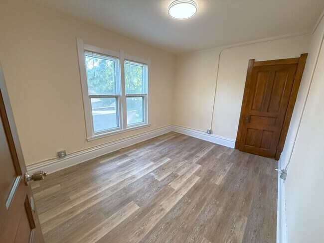 Building Photo - 116 Lathrop St