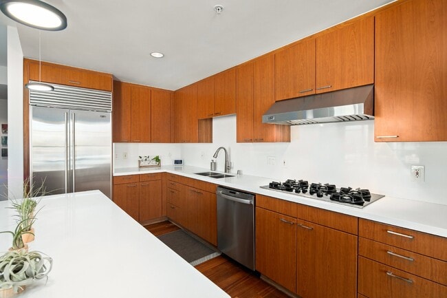 Building Photo - Luxurious 17th-Floor Renaissance Condo with Stunning City Views