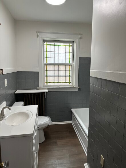 Bathroom unit 1 - 4947 Cote Brilliante Ave
