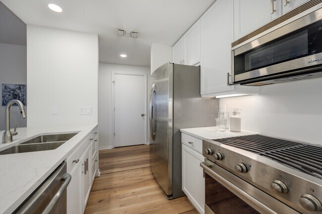 Building Photo - 400 N Clinton St