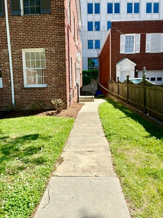 Building Photo - 4534 Avondale St