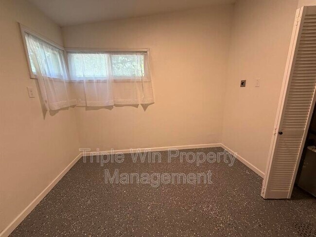 Building Photo - 8301 Pepperidge Dr