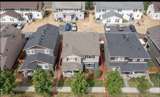 Building Photo - Large 4 bedroom home-Pet friendly!