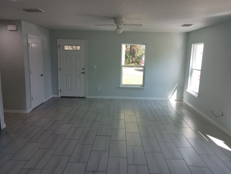 Building Photo - 985 Flomich St