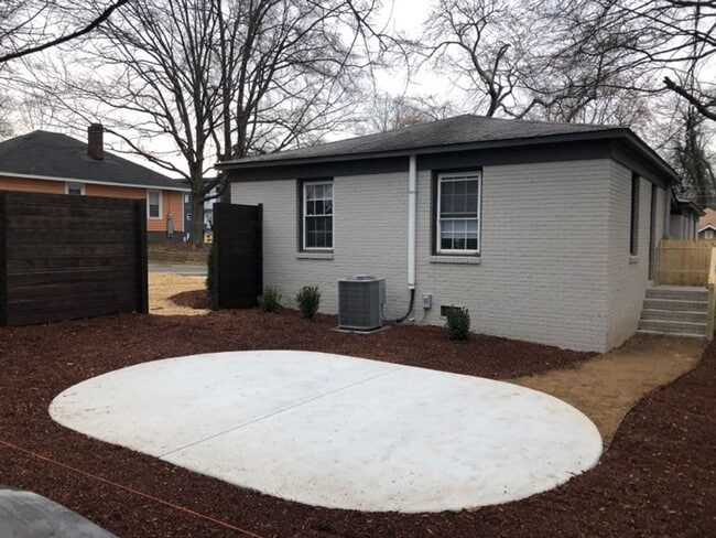 Building Photo - Adorable Two Bedroom Duplex in Belmont Com...