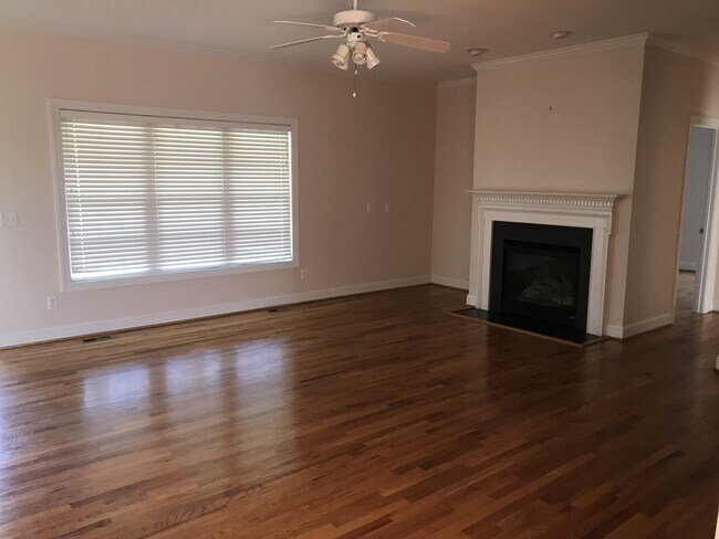 Building Photo - 4 bd 2 bth all brick w/ 2 car garage located on a 1 acre lot - lawn care, water, trash, washer/dr...