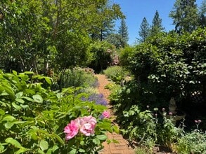 Building Photo - Welcome to this charming 2-bedroom, 2-bath...