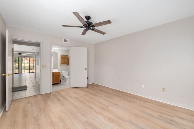 Building Photo - Spacious 3/3 townhome-style condo in Rockwood Villas with washer/dryer