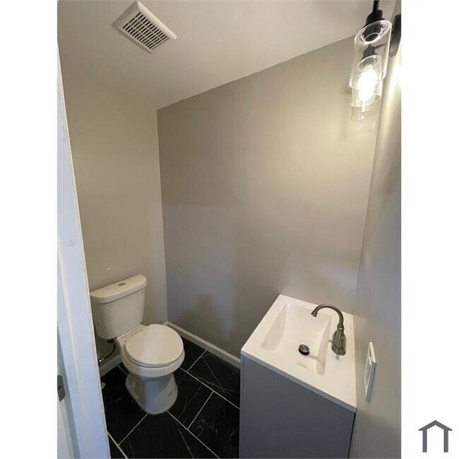 Building Photo - 3 Bedroom 3 Bathroom Home