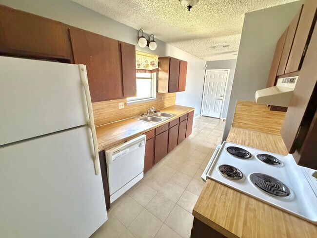 Building Photo - Cozy 2 bed 1 bath duplex!!