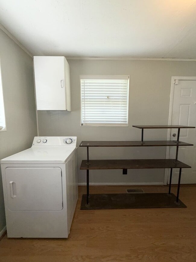 Building Photo - Charming 2 Bedroom, 1 Bath house in the he...