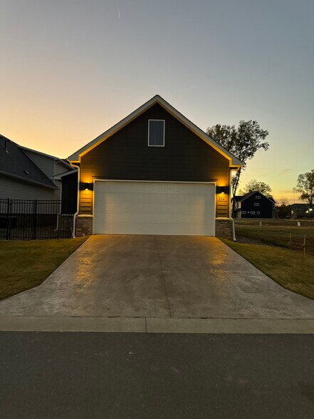 Building Photo - 324 Gardens Ln