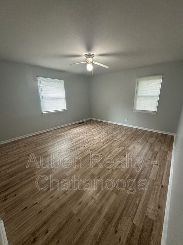 Building Photo - 229 N Cliff Ln