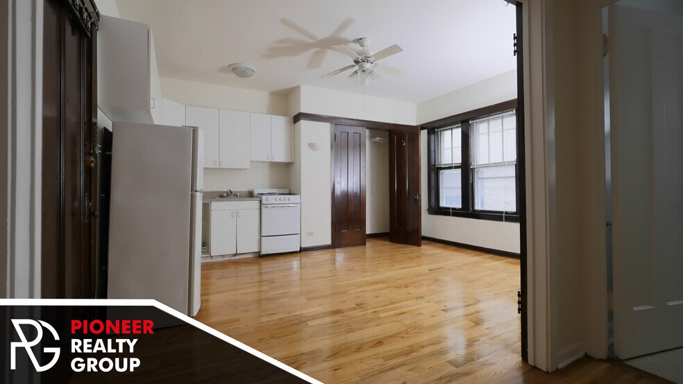 Building Photo - 820 W Waveland Ave