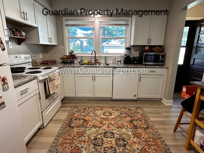 Building Photo - Spacious Richfield Side by Side, Renovated...