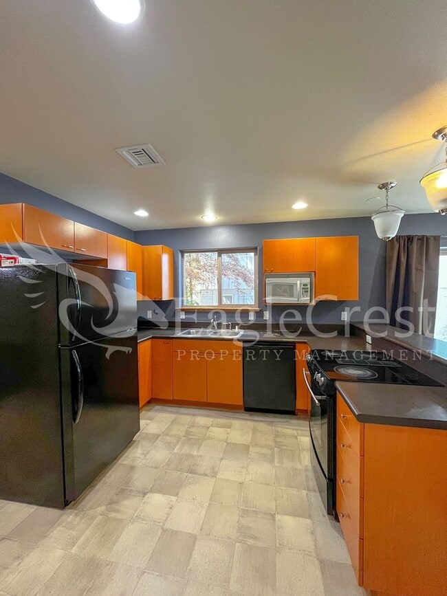 Building Photo - Large 6-Bedroom Whitman Neighborhood House; Students Welcome!