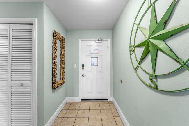 Building Photo - 9902 S Thomas Dr