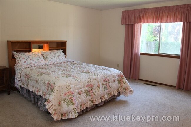 Building Photo - 3 Bed 1.5 Baths Home in East Cascade Park