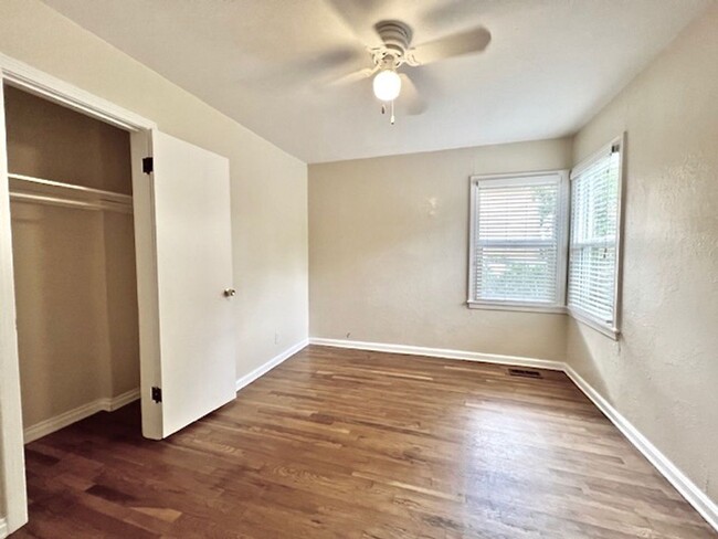 Building Photo - ADORABLE TWO BED IN HILLSIDE NEIGHBORHOOD!