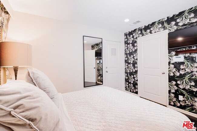 Building Photo - 1245 Wilcox Ave