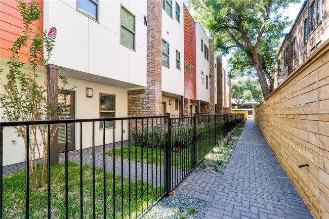 Building Photo - 2 Bed Option in East Dallas Townhome off Greenville Lakewood Neighborhood