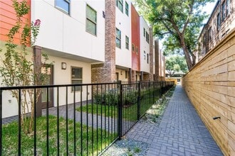 Building Photo - 2 Bed Option in East Dallas Townhome off Greenville Lakewood Neighborhood