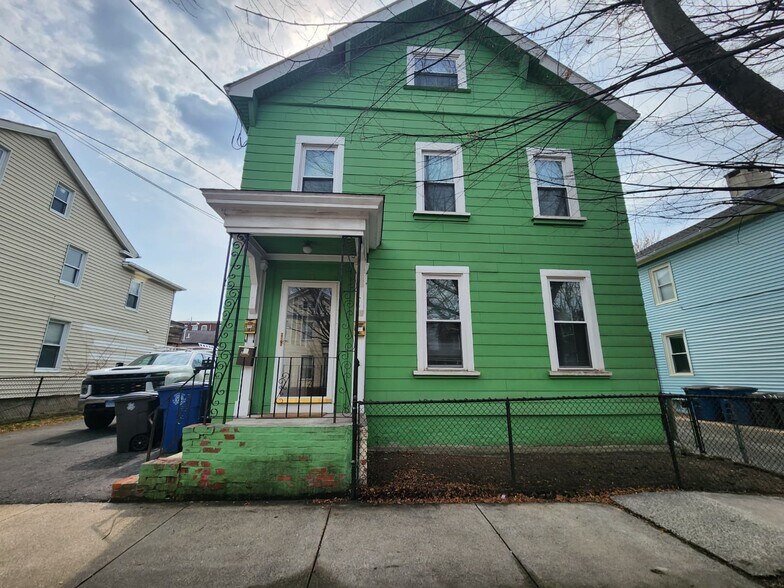 Building Photo - 74 William St