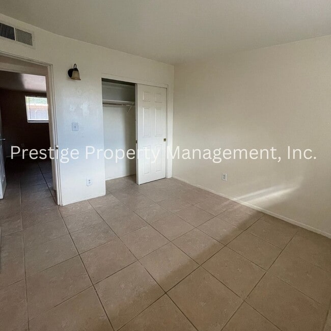 Building Photo - 812-812 E Holaway Dr