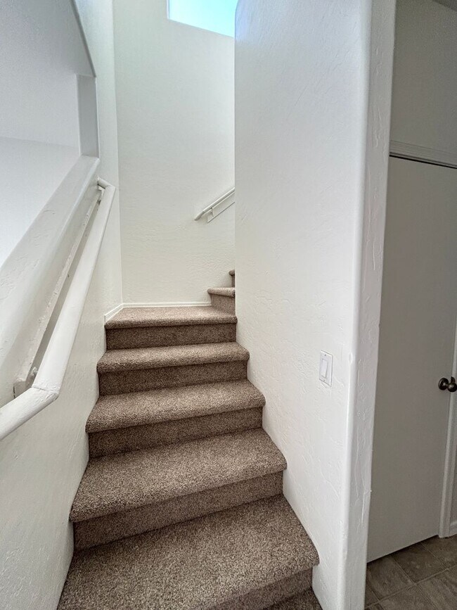 Building Photo - Brand new paint and carpet! 3 Bedroom 2 1/2 Bathroom, Close to Grand Canyon University